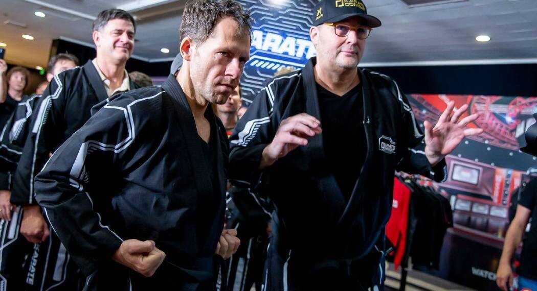 Філ Хельмуть з’явився на WSOP Main Event під пісню «Kung Fu Fighting» та у кімоно